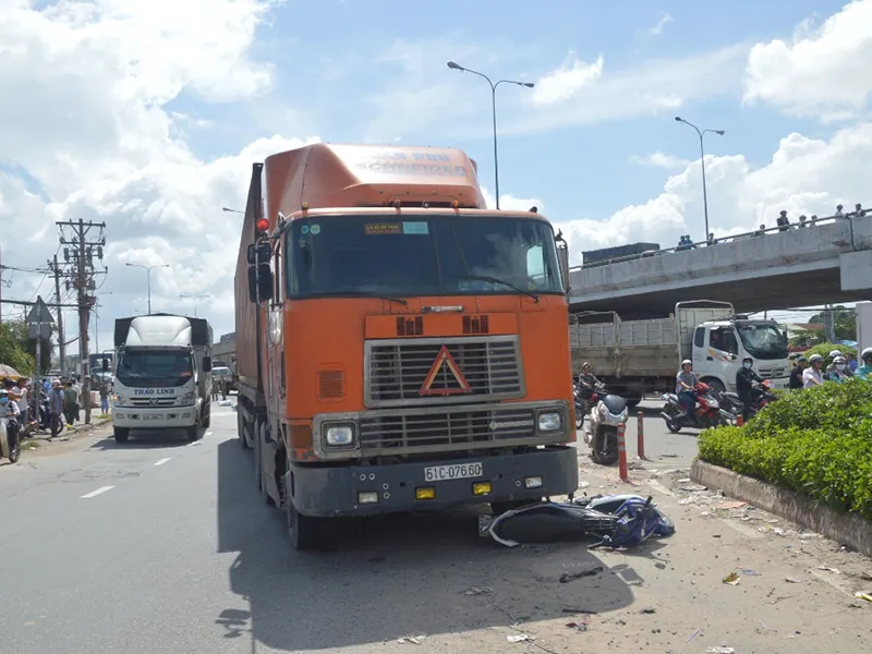 Chiếc xe container cuốn xe máy và người đàn ông xuống gầm xe, kéo lê nhiều mét